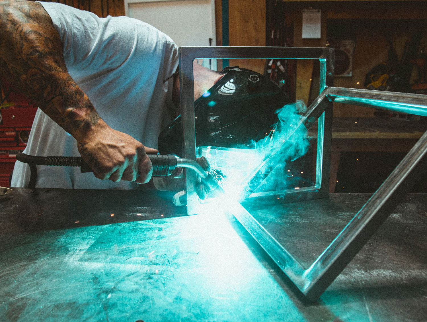 man using torch VA-Industrie.fr